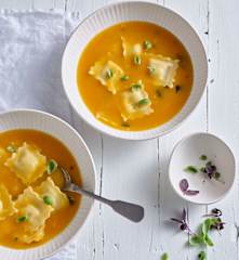 Butternuss-Kürbis-Suppe mit Ravioli