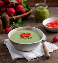 Chłodnik z sałaty z marynowaną rzodkiewką i pesto z liści rzodkiewki