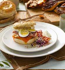 Bagel con bacon e uova