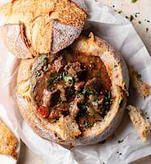 Kalbseintopf im Brot