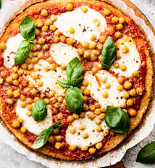 Pizza de masa de coliflor con garbanzos
