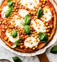 Pizza de masa de coliflor con garbanzos
