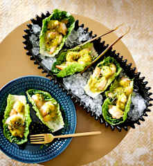 Gedämpfte Garnelen im Salatschiffchen mit gerösteter Curry-Sesam-Mayo