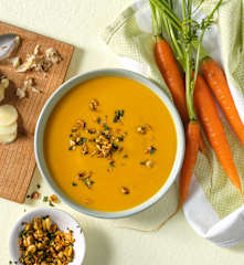 Karotten-Ingwer-Suppe mit Cashew-Topping