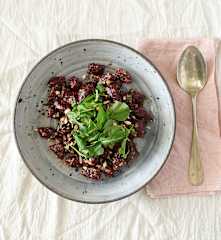 Ñoquis de remolacha con pesto de rúcula y almendras