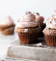 Glutenfreie Schoko-Cupcakes mit Erdbeer-Buttercreme
