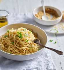 Espagueti con pan, anchoas y aceite de cayena