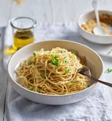 Espaguetis con pan, anchoas y aceite de cayena