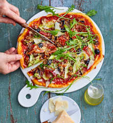 Pizza courgette, aubergine, jambon cru et parmesan