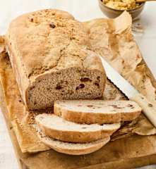 Pain au levain aux noix et aux raisins secs, accompagné d'une tartinade au fromage frais et aux abricots