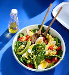 Spinatsalat mit Avocado und Ei
