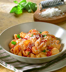 Conchiglie al sugo di pomodoro fresco e formaggio di capra