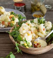Coliflor templada con vinagreta de maíz, pimiento y encurtidos