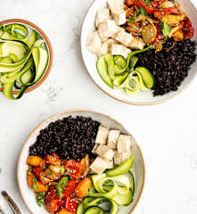 Legumes assados com arroz preto e tofu marinado