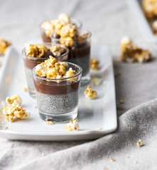 Vasitos de chía y chocolate con palomitas al caramelo