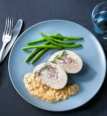 Trutenröllchen mit Speck an Champignonsauce