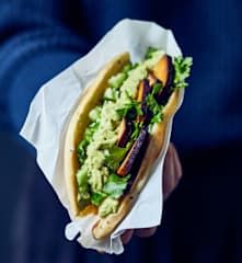 Naan-Taschen mit Koriander-Hummus