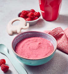 Hirsebrei mit Himbeeren