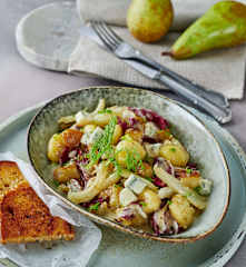 Salată de gnocchi și pere, cu radicchio și Gorgonzola