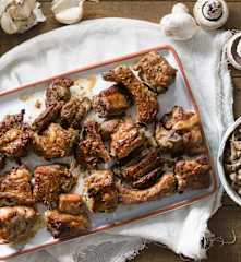 Costillas asadas y champiñones al ajillo