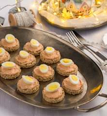 Canapè integrali con spuma al salmone e uova di quaglia