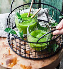 Shot de jus détox céleri et menthe