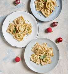 Ravioli ai grani antichi con ricotta e pesto di pistacchi