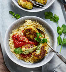 Orientalische Fischfrikadellen mit Tomatensauce und Couscous