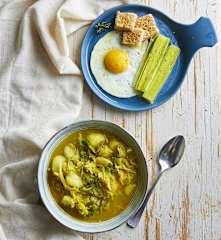 Zuppa di patate, verza e fagioli, uova all’occhio di bue e porri al vapore.
