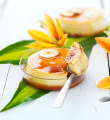 Crème caramel, noix de coco et banane