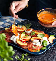 Fruchtige Caprese mit fermentierter Paradeisersauce