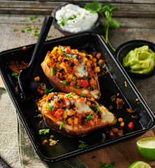 Süßkartoffeln mit mexikanischer Füllung