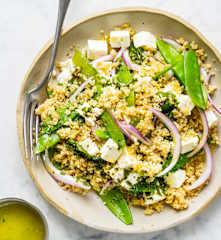Salade de quinoa aux pois gourmands, feta et menthe