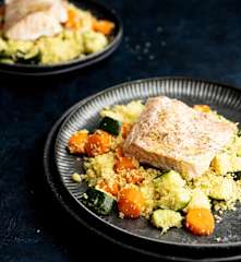 Filetti di salmone e cous cous con verdure e salsa alla curcuma