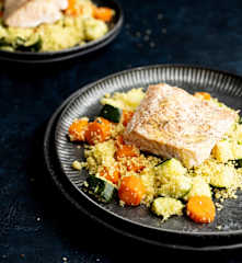 Łosoś z warzywnym kuskusem i sosem kurkumowym