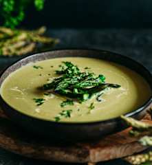 Polévka ze zeleného chřestu s crème fraîche