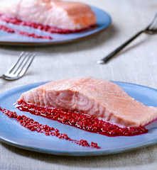 Salmone con crema di barbabietola e cumino