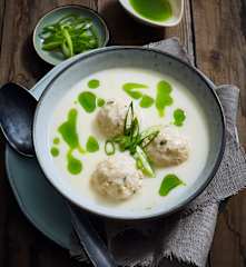 Spargelsuppe mit Putenklößchen und Lauchöl