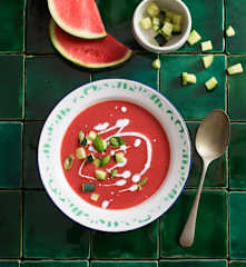 Sopa fria de morango, tomate e coco