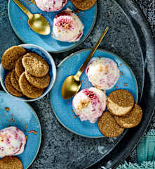 Rote-Bete-Ziegenkäse-Eis mit Kräckern