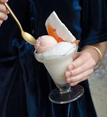 Coupes glacées champagne, meringue et pamplemousse confit