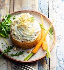 Araignée sur sablé cacahuètes, carottes et herbes fraîches