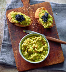 Guacamole allo spumante con caviale