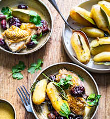 Poulet aux dattes, olives et pommes de terre