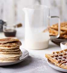 Pastella per pancakes e waffles morbidi (senza glutine, senza uova e senza lattosio)