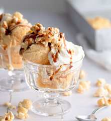 Gelato al caramello con popcorn