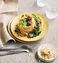 Vegane Mandel-Pasta mit Spinat