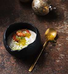 Ajoblanco de coco con gambas