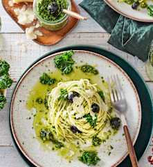 Spaghetti mit Grünkohl-Oliven-Pesto