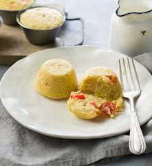 Muffins de huevo y patatas fritas con pimiento y cebolla